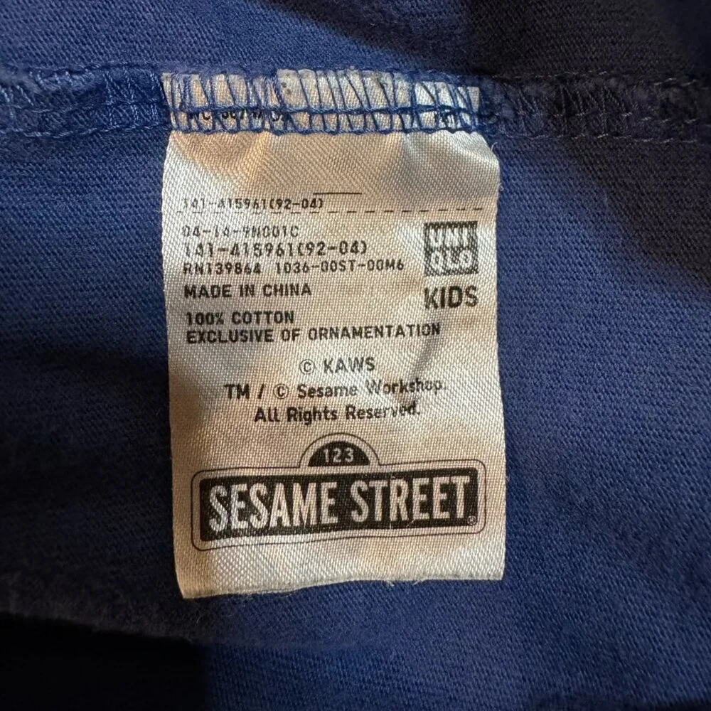 Uniqlo KAWS Sesame Street Blue Elmo‎ Graphic T Shirt Kid's Boy's Girl's M 7-8